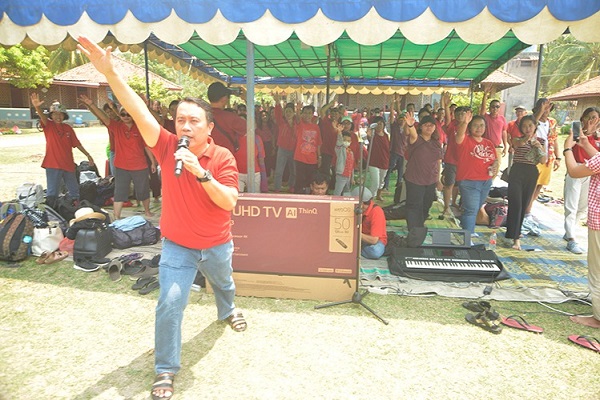 Pak Agus Sumarno memberi aba-aba gerakan membaca tema acara PAKAI